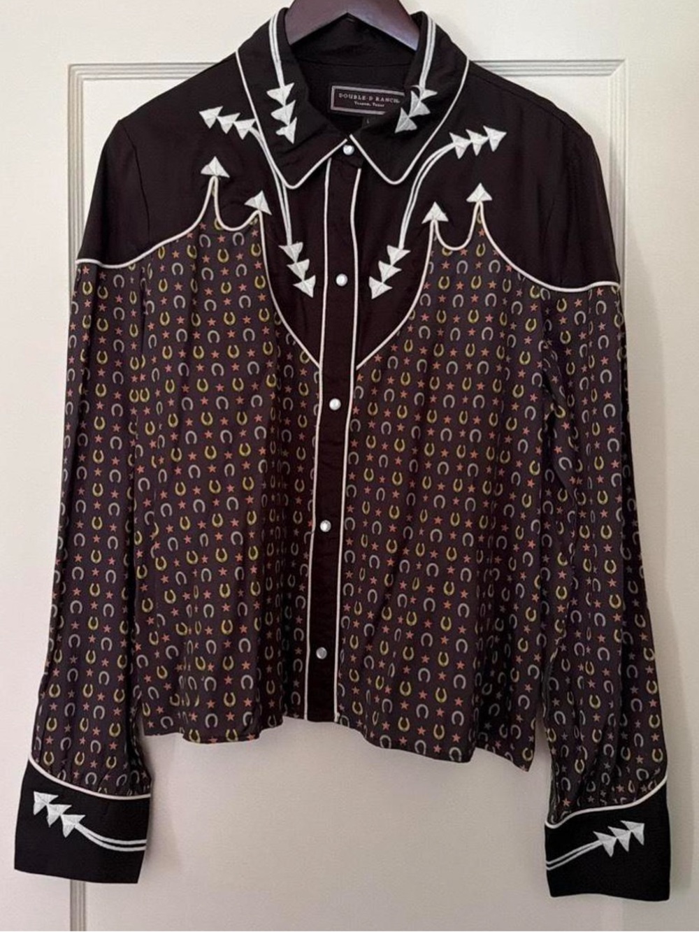 Double D Ranch Pearl Snap Blouse horseshoe print contrasting embroidery L NWOT